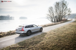 Volvo V90 T6 AWD Cross Country Pro – Pokoj v duši