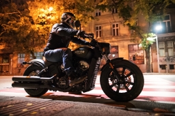 Indian Scout Bobber – Po chlapsky (18+)