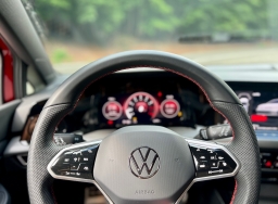 Volkswagen Golf GTI - Kamarát s benefitmi